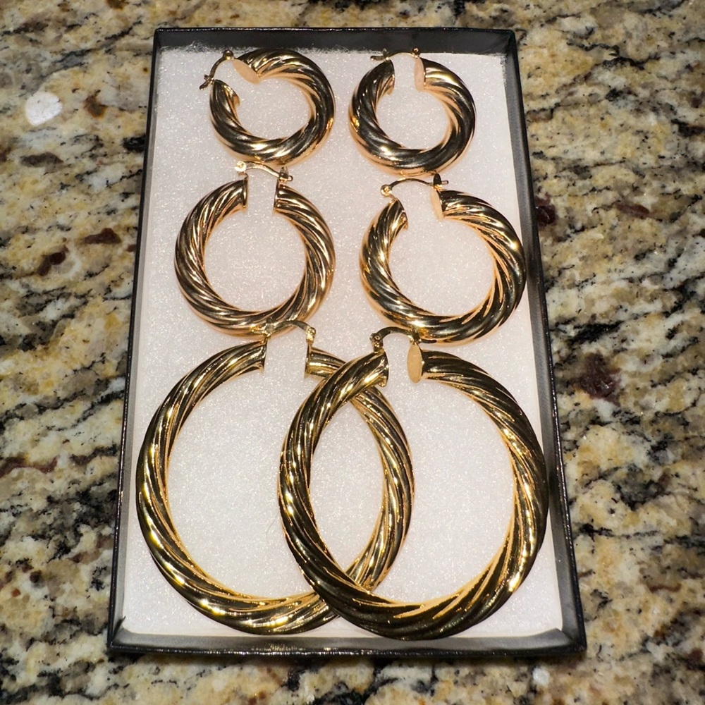 Gold hoops. Set of three